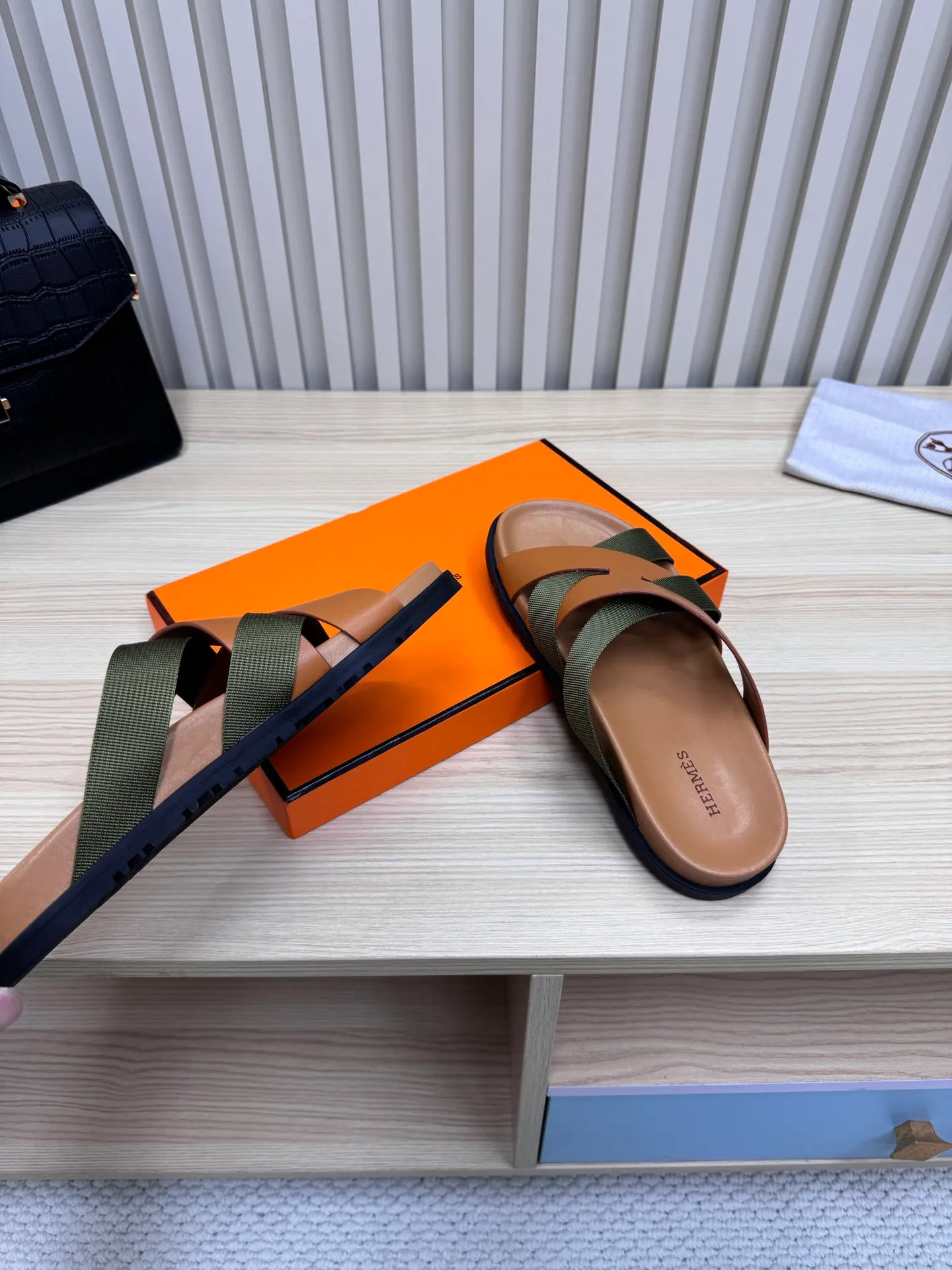 👟👟Ex-factory price 502👟👟 (Top version) Hermes 🐎The extremely popular couple's second uncle slippers/the latest snake print sandals and slippers, paired with various colorful socks, so trendy!  ———————— Upper: imported cowhide/sheep leather/cloth/palmprint leather lining: imported cowhide/sheepskin outsole: Tpu non-slip and wear-resistant outsole Female size: 35-42 (40.41.42 non-returnable and non-exchangeable) Male code: 39-45 (45 non-returnable and non-exchangeable)